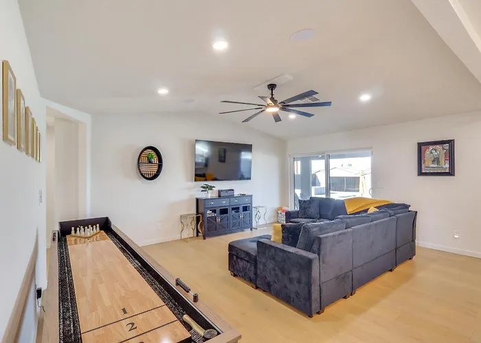 2 Mi To Windsor Beach! Updated, Sleek Family Holiday home