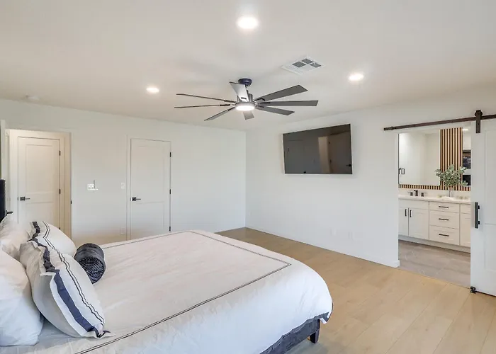 2 Mi To Windsor Beach! Updated, Sleek Family