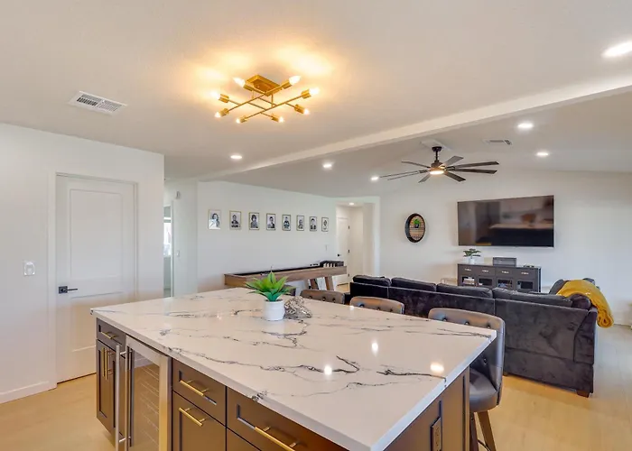 2 Mi To Windsor Beach! Updated, Sleek Family Holiday home Lake Havasu City
