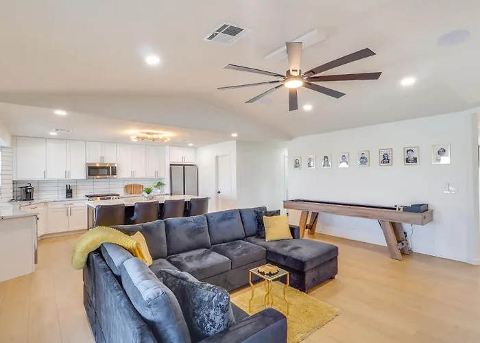 2 Mi To Windsor Beach! Updated, Sleek Family Lake Havasu City