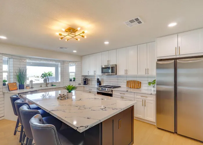 2 Mi To Windsor Beach! Updated, Sleek Family Holiday home