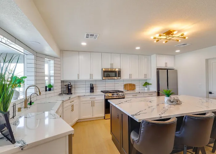 2 Mi To Windsor Beach! Updated, Sleek Family Holiday home Lake Havasu City