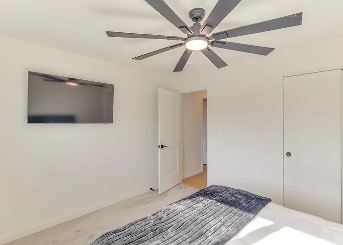 2 Mi To Windsor Beach! Updated, Sleek Family