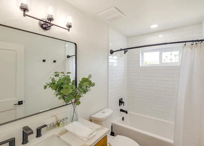2 Mi To Windsor Beach! Updated, Sleek Family Holiday home Lake Havasu City