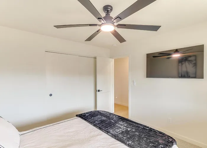 Holiday home 2 Mi To Windsor Beach! Updated, Sleek Family Lake Havasu City