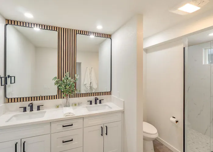 2 Mi To Windsor Beach! Updated, Sleek Family
