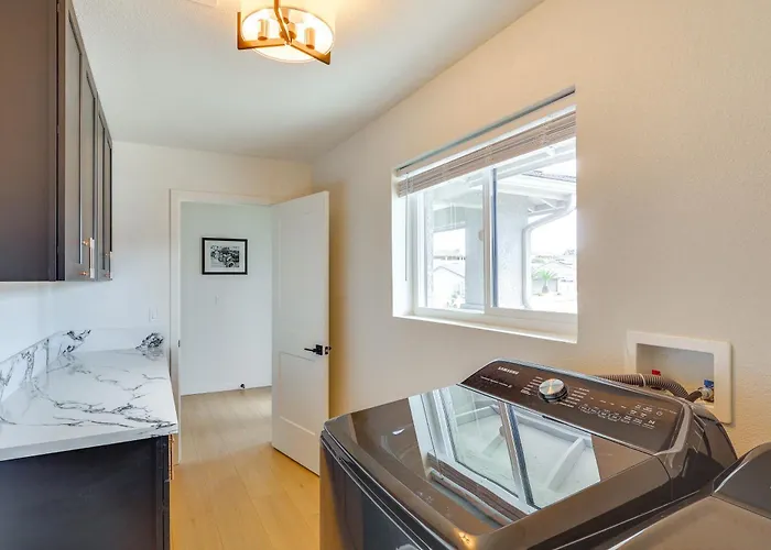 2 Mi To Windsor Beach! Updated, Sleek Family Holiday home Lake Havasu City