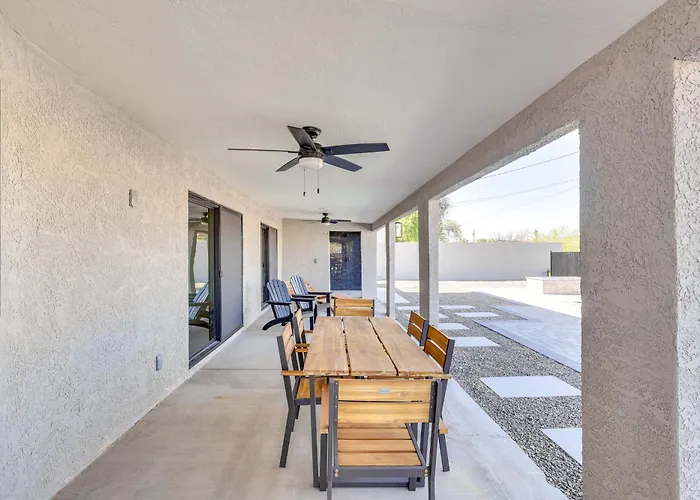 2 Mi To Windsor Beach! Updated, Sleek Family Holiday home